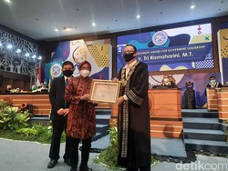 Sederet Alasan Risma Pantas Terima Lifetime Achievement Award dari Unair