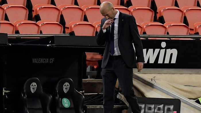 Real Madrids French coach Zinedine Zidane reacts during the Spanish League football match between Valencia and Real Madrid at the Mestalla stadium in Valencia on November 8, 2020. (Photo by JOSE JORDAN / AFP)