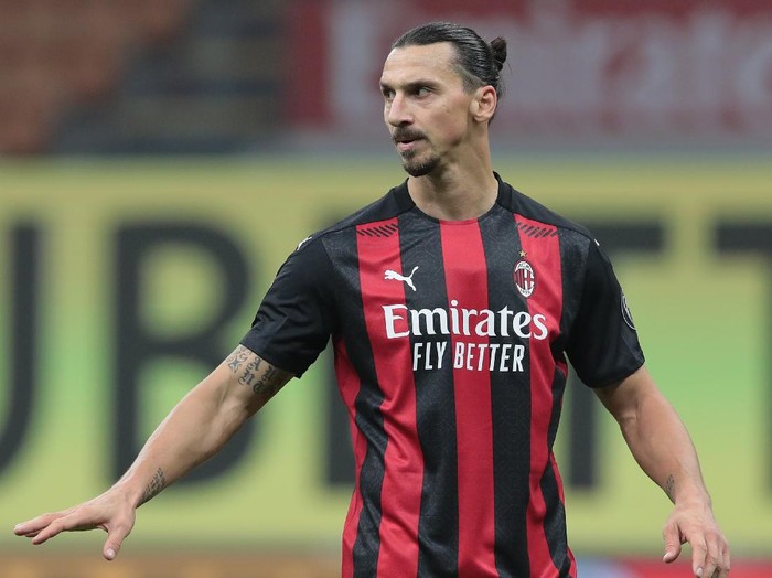 MILAN, ITALY - NOVEMBER 08:  Zlatan Ibrahimovic of AC Milan gestures during the Serie A match between AC Milan and Hellas Verona FC at Stadio Giuseppe Meazza on November 8, 2020 in Milan, Italy.  (Photo by Emilio Andreoli/Getty Images)