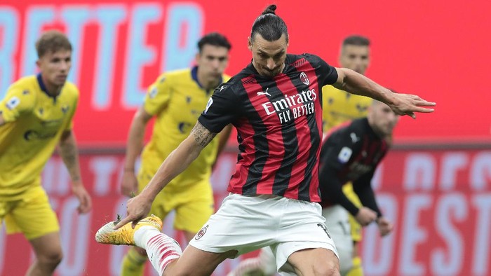 MILAN, ITALY - NOVEMBER 08:  Zlatan Ibrahimovic of AC Milan misses a penalty kick during the Serie A match between AC Milan and Hellas Verona FC at Stadio Giuseppe Meazza on November 8, 2020 in Milan, Italy.  (Photo by Emilio Andreoli/Getty Images)