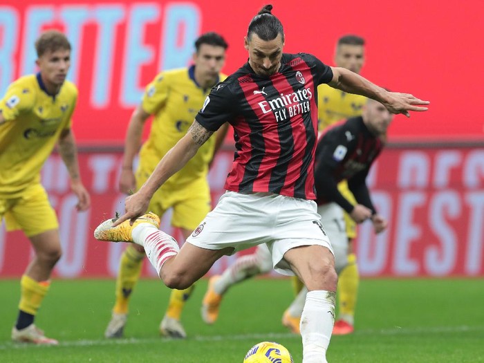 MILAN, ITALY - NOVEMBER 08:  Zlatan Ibrahimovic of AC Milan misses a penalty kick during the Serie A match between AC Milan and Hellas Verona FC at Stadio Giuseppe Meazza on November 8, 2020 in Milan, Italy.  (Photo by Emilio Andreoli/Getty Images)