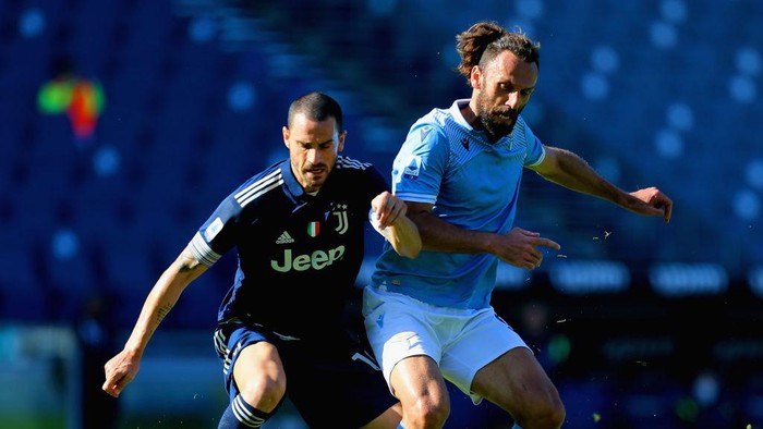 ROME, ITALY - NOVEMBER 08:  Leonardo Bonucci of Juventus competes for the ball with Vedat Muriqi of SS Lazio during the Serie A match between SS Lazio and Juventus at Stadio Olimpico on November 8, 2020 in Rome, Italy.  (Photo by Paolo Bruno/Getty Images)