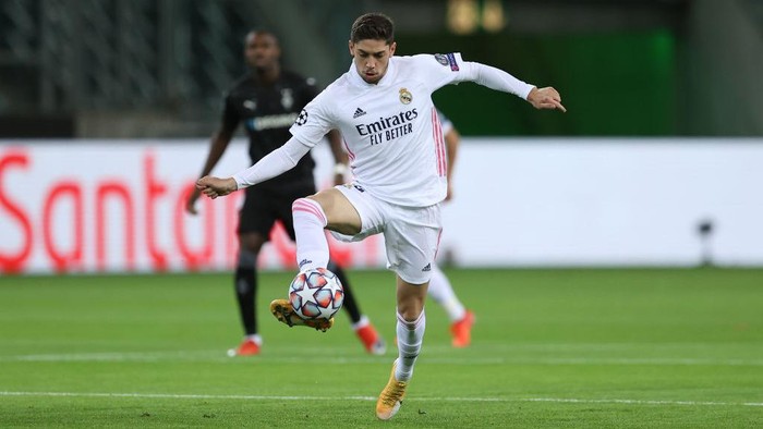MOENCHENGLADBACH, GERMANY - OCTOBER 27: Federico Valverde of Madrid runs with the ball during the UEFA Champions League Group B stage match between Borussia Moenchengladbach and Real Madrid at Borussia-Park on October 27, 2020 in Moenchengladbach, Germany. (Photo by Lars Baron/Getty Images)