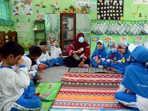 Implementasi PAUD Holistik Integratif dalam Merdeka Bermain Implementasi PAUD Holistik Integratif dalam Merdeka Bermain