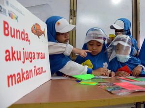 Aksi Bagi-bagi Ikan untuk Anak Usia Dini di Hari Pahlawan