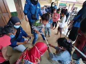 Anak-anak Pengungsi Gunung Merapi Jalani Trauma Healing