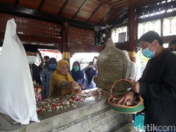 Komisi I DPR Aceh Ziarah ke Makam Pahlawan Cut Nyak Dhien