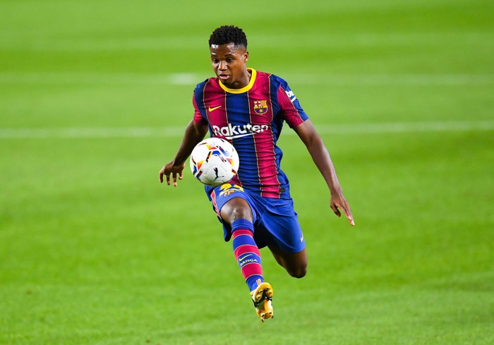BARCELONA, SPAIN - OCTOBER 04: Ansu Fati of FC Barcelona controls the ball during the La Liga Santander match between FC Barcelona and Sevilla FC at Camp Nou on October 04, 2020 in Barcelona, Spain. Football Stadiums around Europe remain empty due to the Coronavirus Pandemic as Government social distancing laws prohibit fans inside venues resulting in fixtures being played behind closed doors. (Photo by David Ramos/Getty Images)