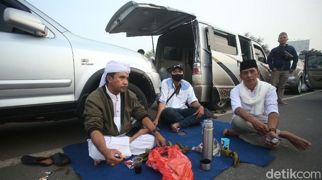 Begini Aksi Para Pendukung Saat Jemput Habib Rizieq di Bandara Begini Aksi Para Pendukung Saat Jemput Habib Rizieq di Bandara