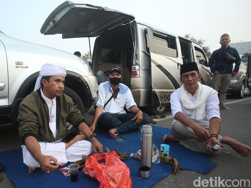 Begini Aksi Para Pendukung Saat Jemput Habib Rizieq di Bandara Begini Aksi Para Pendukung Saat Jemput Habib Rizieq di Bandara
