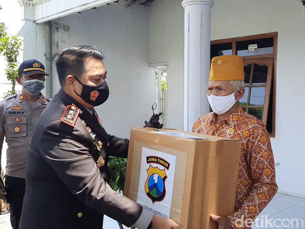 Berkah Hari Pahlawan Bagi Para Veteran dan Pejuang COVID-19 di Mojokerto Berkah Hari Pahlawan Bagi Para Veteran dan Pejuang COVID-19 di Mojokerto