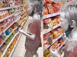 Haru! Bocah Manusia Silver Ini Kumpulkan Uang Demi Beli Mie Instan