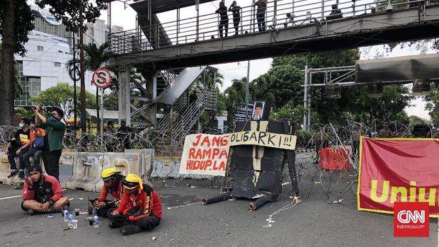 Boneka Jokowi yang terbuat dari kardus hadir menemani massa aksi yang melakukan demonstrasi di kawasan Patung Kuda setelah tak bisa berdemo di Istana, Selasa (10/11).