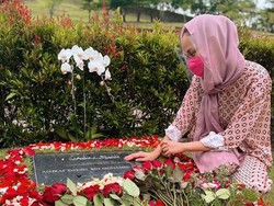 BCL Ucapkan Hari Jadi Pernikahan di Makam Ashraf, Netizen Mengharu Biru