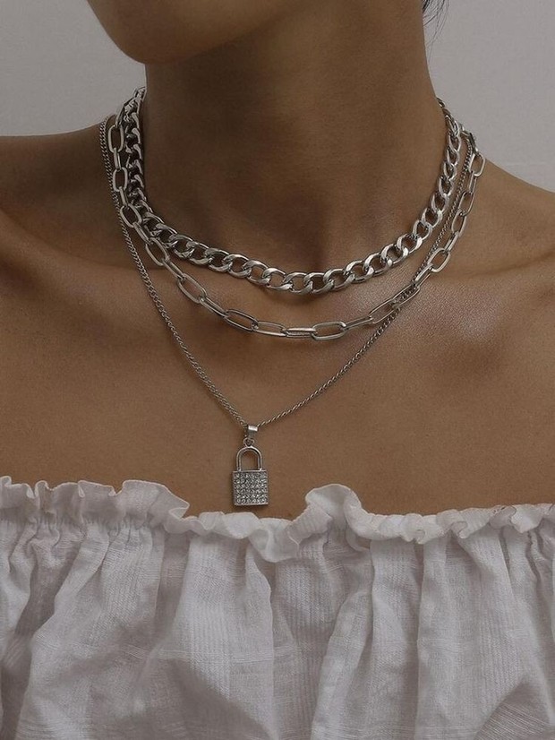 Chain Necklace/pinterest.com Kalau kamu mencari kalung sederhana yang cocok dengan apa saja, kamu bisa coba tambahkan chan necklace untuk penampilan.