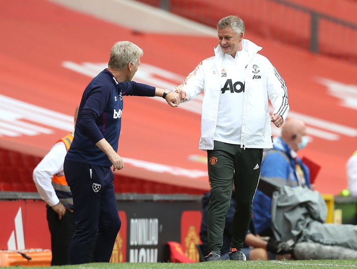 MANCHESTER, ENGLAND - JULY 22: David Moyes, Manager of West Ham United and Ole Gunnar Solskjaer, Manager of Manchester United speak prior to the Premier League match between Manchester United and West Ham United at Old Trafford on July 22, 2020 in Manchester, England. Football Stadiums around Europe remain empty due to the Coronavirus Pandemic as Government social distancing laws prohibit fans inside venues resulting in all fixtures being played behind closed doors. (Photo by Martin Rickett /Pool via Getty Images)