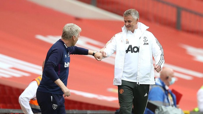 MANCHESTER, ENGLAND - JULY 22: David Moyes, Manager of West Ham United and Ole Gunnar Solskjaer, Manager of Manchester United speak prior to the Premier League match between Manchester United and West Ham United at Old Trafford on July 22, 2020 in Manchester, England. Football Stadiums around Europe remain empty due to the Coronavirus Pandemic as Government social distancing laws prohibit fans inside venues resulting in all fixtures being played behind closed doors. (Photo by Martin Rickett /Pool via Getty Images)