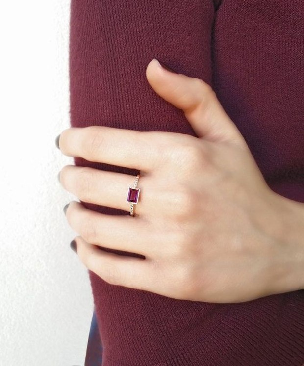 Delicate Gemstone Ring/pinterest.com Delicate gemstone ring mungkin bisa menjadi cara yang ideal untuk menambahkan sedikit kilau pada pakaian sehari-hari kamu.