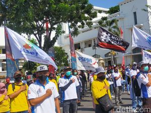 Ratusan Buruh Tuntut Kenaikan Upah dan Omnibus Law di Kantor Gubernur Jatim