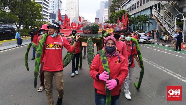 Massa aksi dari Gebrak lakukan long march dari kantor ILO, Jakarta Pusat menuju Patung Arjuna Wiwaha di Jalan Medan Merdeka Barat, Jakarta Pusat