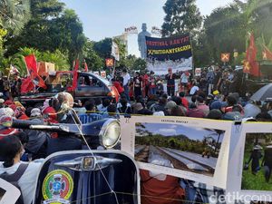 Mahasiswa hingga Buruh Demo Omnibus Law di Surabaya dengan Teatrikal