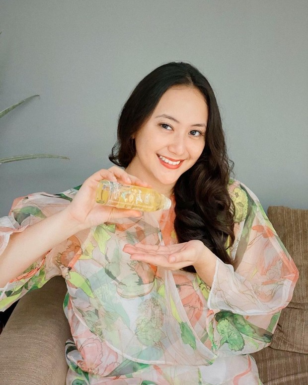 Dinar Amanda seringkali mempromosikan berbagai merk produk kecantikan di instagram pribadinya.
