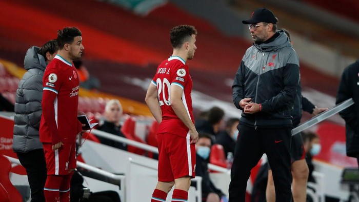 LIVERPOOL, ENGLAND - OCTOBER 31:  Jurgen Klopp, Manager of Liverpool gives instructions to his substitutes Diogo Jota and Xherdan Shaqiri ahead of them coming on during the Premier League match between Liverpool and West Ham United at Anfield on October 31, 2020 in Liverpool, England. Sporting stadiums around the UK remain under strict restrictions due to the Coronavirus Pandemic as Government social distancing laws prohibit fans inside venues resulting in games being played behind closed doors. (Photo by Clive Brunskill/Getty Images)