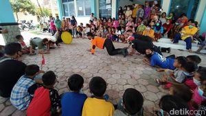 Momen Anak-Anak Peringati Hari Pahlawan di Pengungsian Magelang