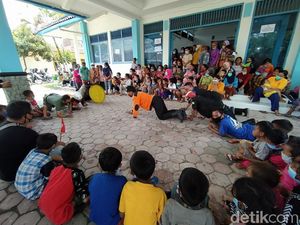 Momen Anak-Anak Peringati Hari Pahlawan di Pengungsian Magelang