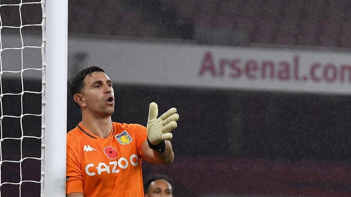Aston Villas goalkeeper Emiliano Martinez gives instructions to his players during the English Premier League soccer match between Arsenal and Aston Villa at the Emirates stadium in London, Sunday, Nov. 8, 2020. (Andy Rain/Pool via AP)