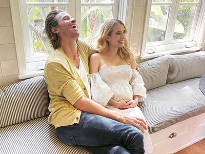 Emma Roberts dan Pacar Bahagia Nantikan Kelahiran Anak Pertama