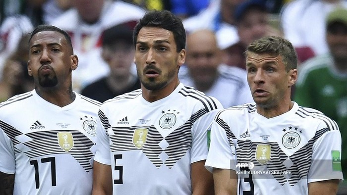 (L-R) Germanys defender Jerome Boateng, Germanys defender Mats Hummels and Germanys forward Thomas Mueller line up to make a wall during the Russia 2018 World Cup Group F football match between Germany and Mexico at the Luzhniki Stadium in Moscow. - Germany head coach Joachim Loew dropped a bombshell on March 5, 2019 by announcing that 2014 World Cup winners Jerome Boateng, Mats Hummels and Thomas Mueller are no longer in his plans. (Photo by Kirill KUDRYAVTSEV / AFP) / ALTERNATIVE CROP