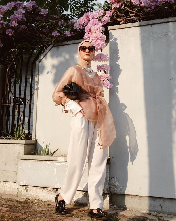 Foto: instagram.com/inasrana Padu padan celana untuk kondangan.