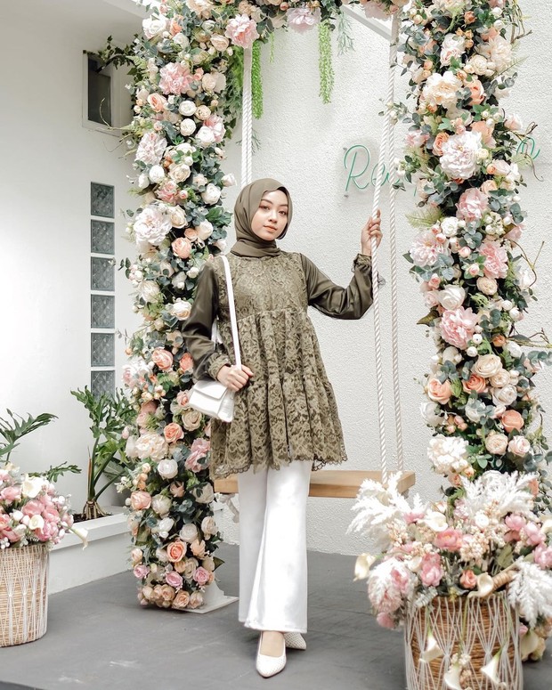 Foto: instagram.com/meiraniap Padu padan celana untuk kondangan.