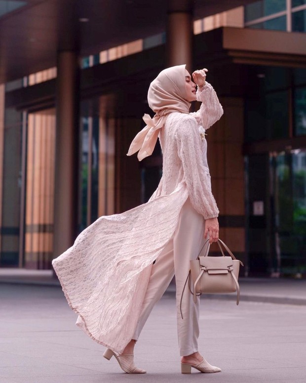 Foto: instagram.com/tiqasya Padu padan celana untuk kondangan.