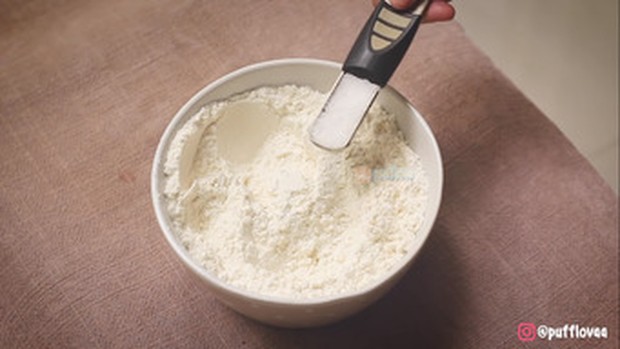 campuran tepung terigu dan garam