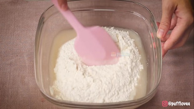 Campuran larutan ragi dan campuran tepung