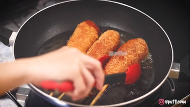 Proses penggorengan mozzarella corn dog