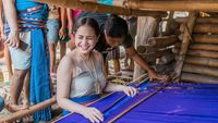 Gaya Nagita Pakai Kain Sumba Saat Liburan Bareng Geng Artis Bikin Salfok