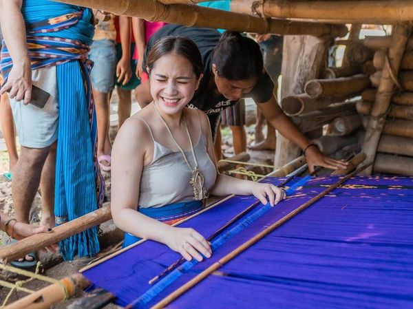 Gaya Nagita Pakai Kain Sumba Saat Liburan Bareng Geng Artis Bikin Salfok