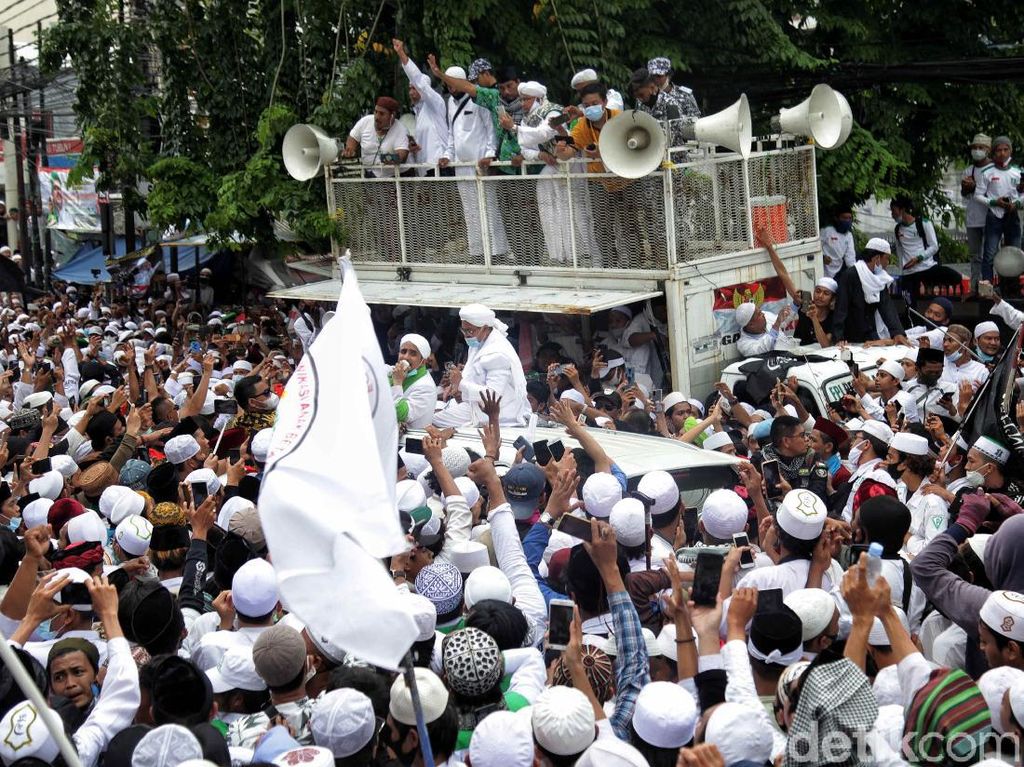 Massa Habib Rizieq Berkerumun, PPP: Tak Bisa Menyalahkan Warga Massa Habib Rizieq Berkerumun, PPP: Tak Bisa Menyalahkan Warga