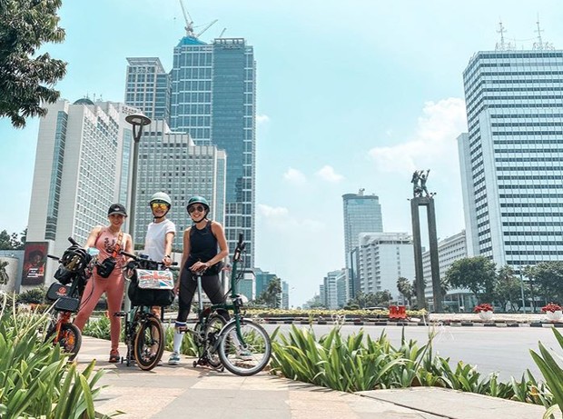 Gisel Bersepeda Menikmati Panasnya Jakarta/Foto : instagram.com/gisel_la Gisel Bersepeda Menikmati Panasnya Jakarta