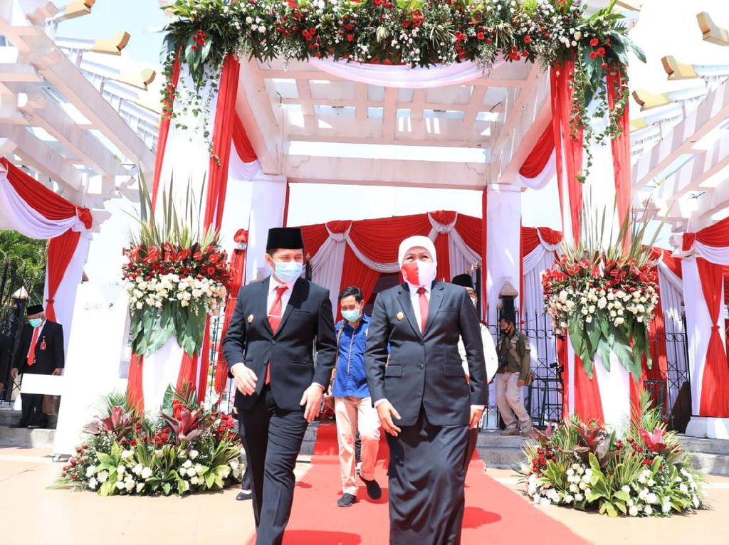 Gubernur Khofifah Ajak Masyarakat Jadi Pahlawan di Era Masa Kini Gubernur Khofifah Ajak Masyarakat Jadi Pahlawan di Era Masa Kini