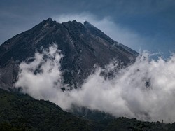 Gunung Merapi 3 Kali Lepaskan Guguran Pagi Ini