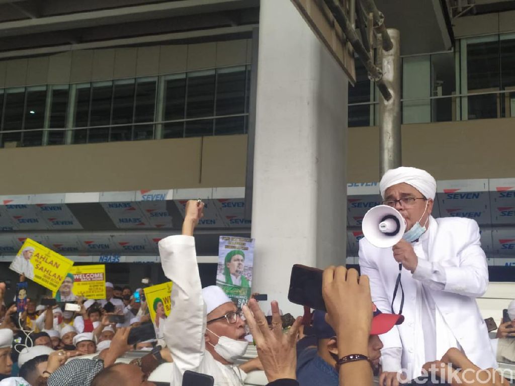 Jadi Saksi, 2 Pria Pasang Spanduk Tolak HRS di Sumut Dipulangkan Polisi Jadi Saksi, 2 Pria Pasang Spanduk Tolak HRS di Sumut Dipulangkan Polisi