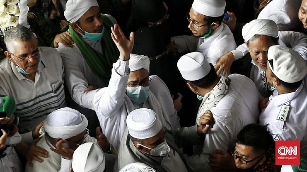 Grand Imam of the Islamic Defenders Front (FPI) Rizieq Shihab in Terminal 3 of Soekarno-Hatta Airport, Tuesday (11/10).