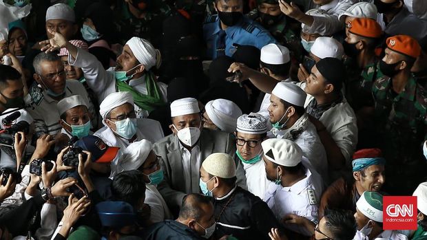 Imam Besar Front Pembela Islam (FPI) Rizieq Shihab di Terminal 3 Bandara Soekarno-Hatta, Selasa (10/11).