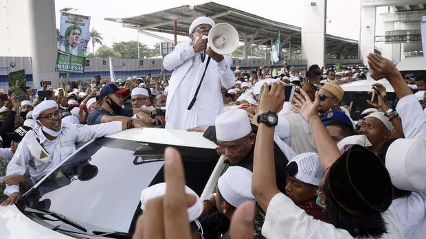 Rizieq Shihab, leader of the Indonesian hardline organisation FPI (Front Pembela Islam or Islamic Defenders Front), speaks to supporters gathered at the Jakarta International AirPort in Tangerang on November 10, 2020, following his return from Saudi Arabia. (Photo by Fajrin Raharjo / AFP)