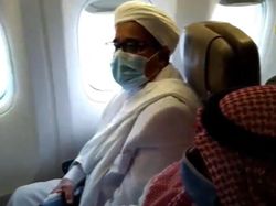 Potret Habib Rizieq di Pesawat Setelah Mendarat di RI