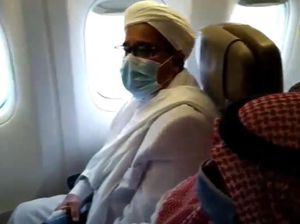 Potret Habib Rizieq di Pesawat Setelah Mendarat di RI